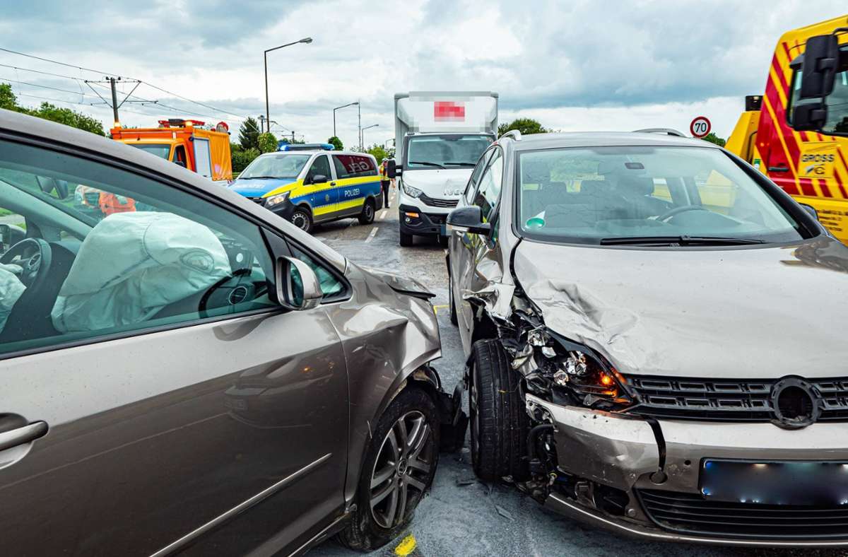 Abendeckkreuzung in Ostfildern: Schwerer Unfall mit drei Fahrzeugen