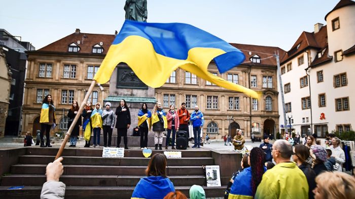 Demonstranten fordern Waffen für die Ukraine und danken für „Iris“