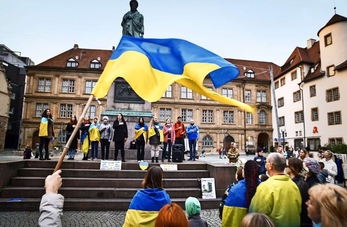 Die ukrainische Nationalhymne läuft auf dem Schillerplatz. Demonstrantinnen und Demonstranten machen auf die Lage in der Ukraine aufmerksam. Foto: Lg/Ferdinando Iannone