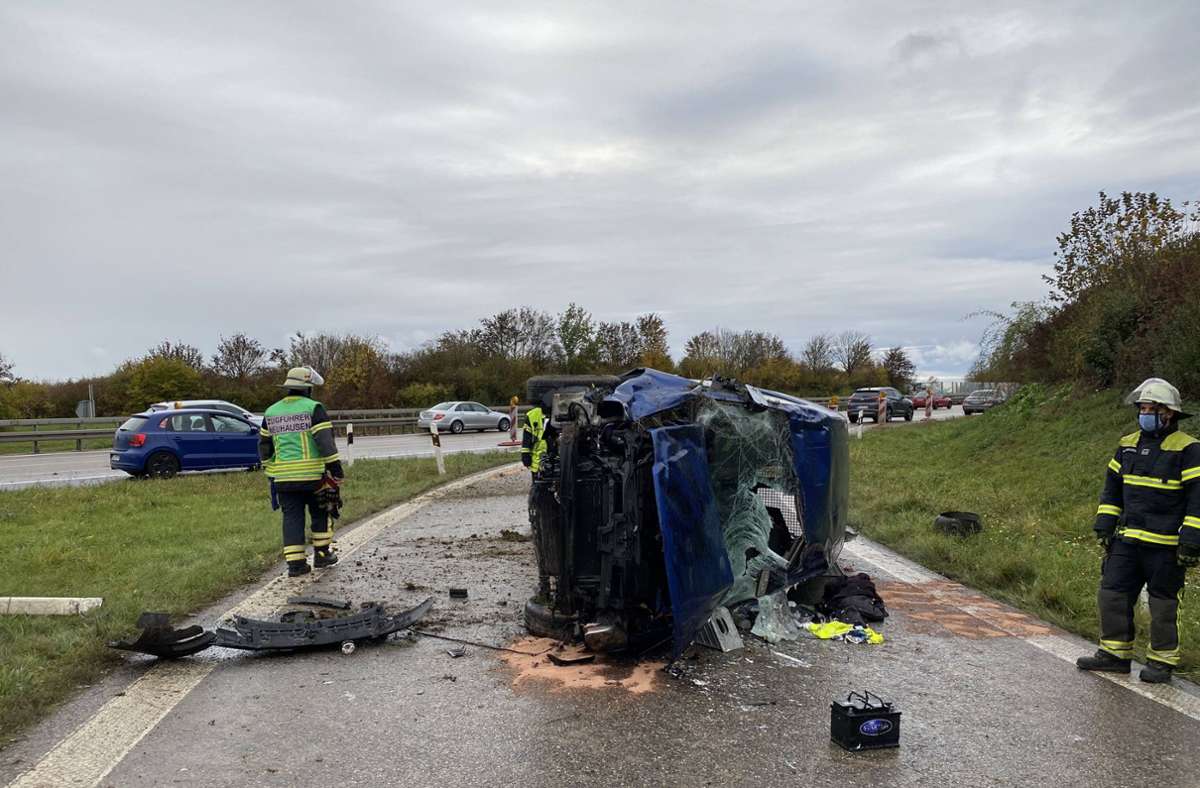 Unfall auf der A8 bei Esslingen: Auto kommt von der Fahrbahn ab und überschlägt sich