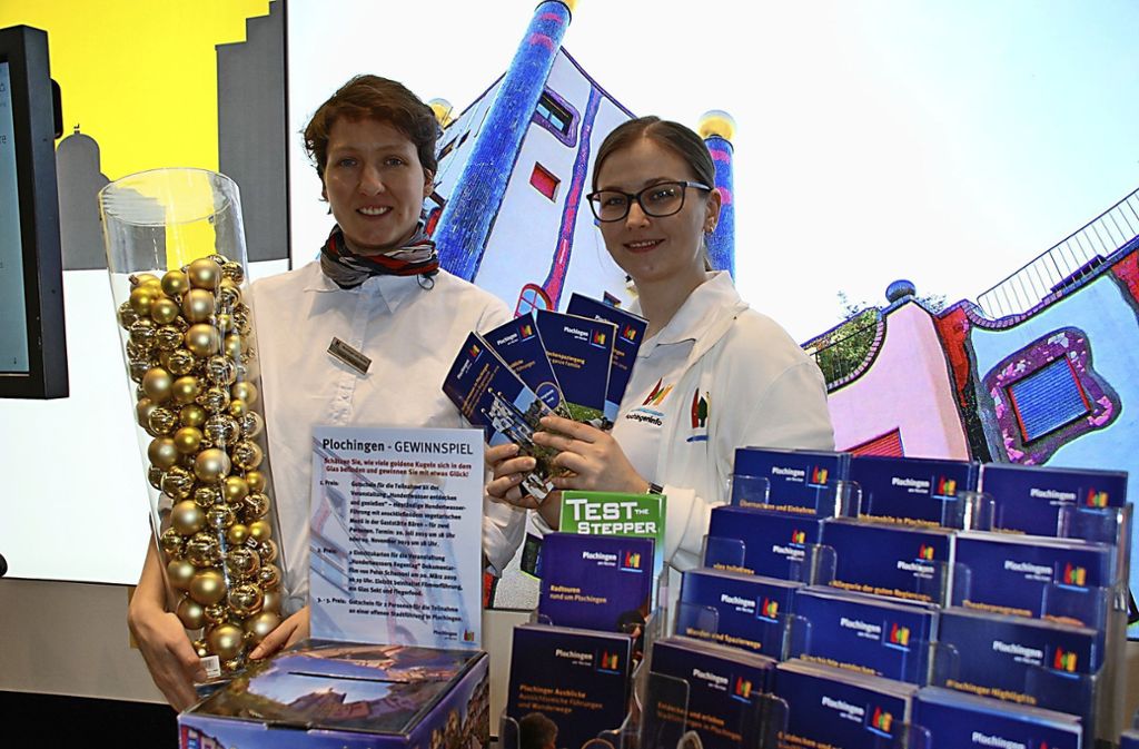Noreen Heizmann (links) und Marion Müller von der Plochingen-Info punkten mit den Angeboten zum Hundertwasser-Jahr.