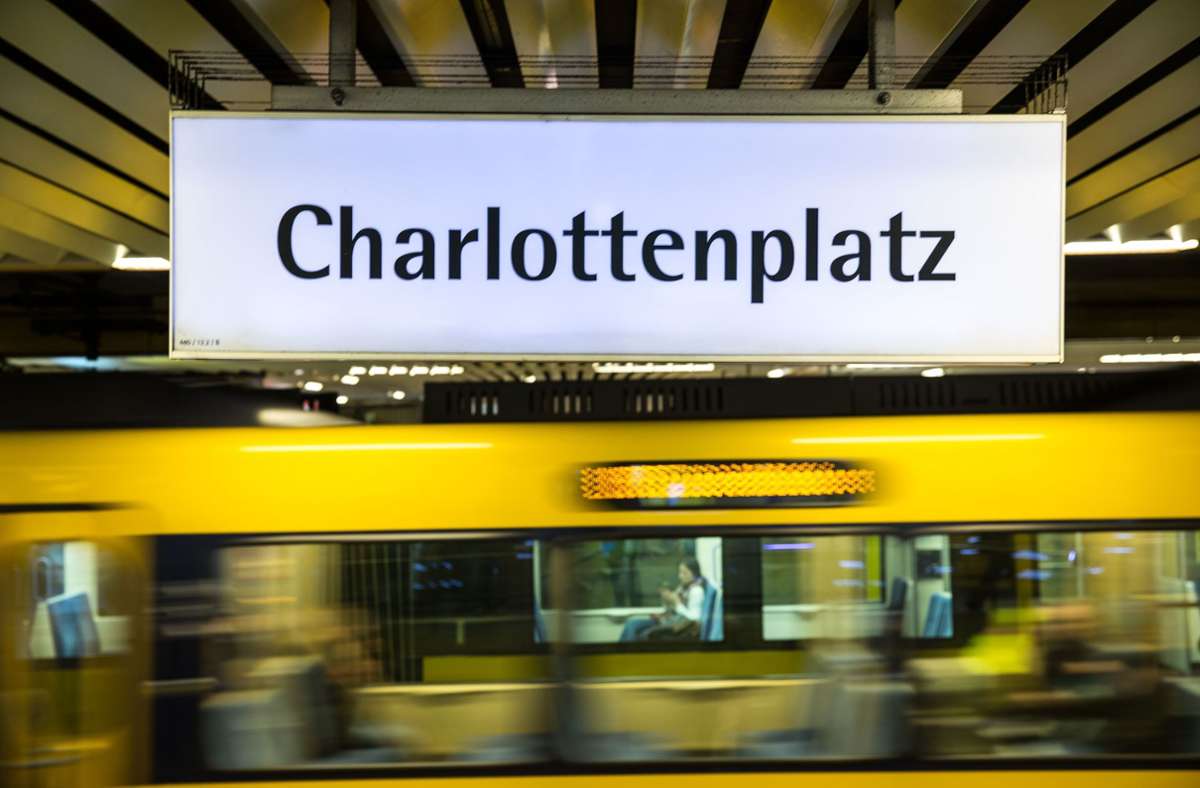 Polizeieinsatz am Stuttgarter Charlottenplatz: Mehrere Jugendliche erschrecken Menschen mit Spielzeugwaffen