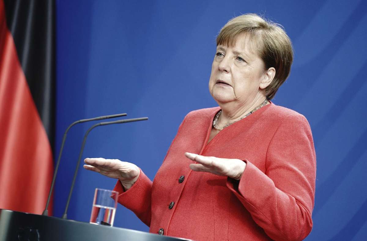 Wenn Bundeskanzlerin Angela Merkel den Mindestabstand einhalten kann, dann verzichtet sie auf eine Maske. Foto: AP/Kay Nietfeld