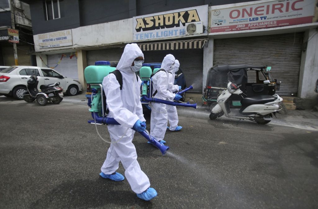 In Indien werden Straßen im Kampf gegen das Coronavirus desinfiziert. Weitere Eindrücke aus aller Welt zeigt die Bilderstrecke.