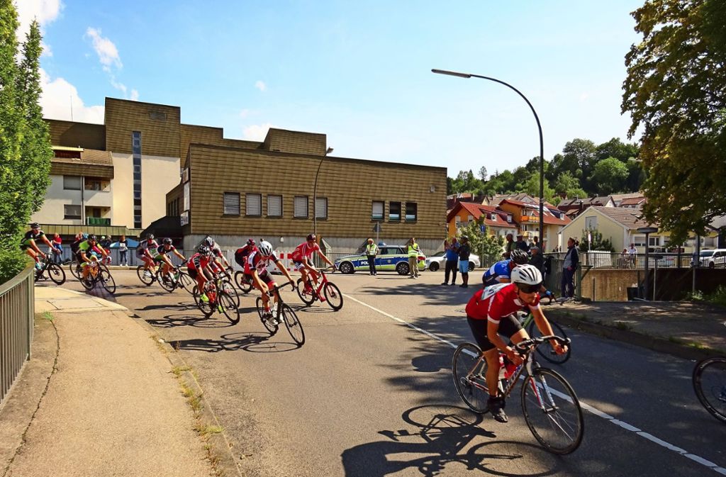 Knapp 2000 Radfahrer rauschen bei der Jedermann-Tour durchs Zentrum: Radfahrer-Spektakel in Wernau