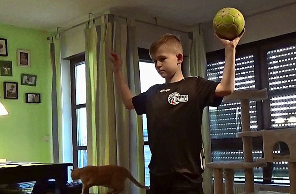 Handball-Training für daheim: Prellen im Wohnzimmer