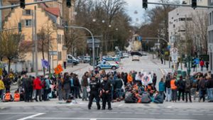 Klimaaktivisten protestieren mit Blockaden ohne Kleber