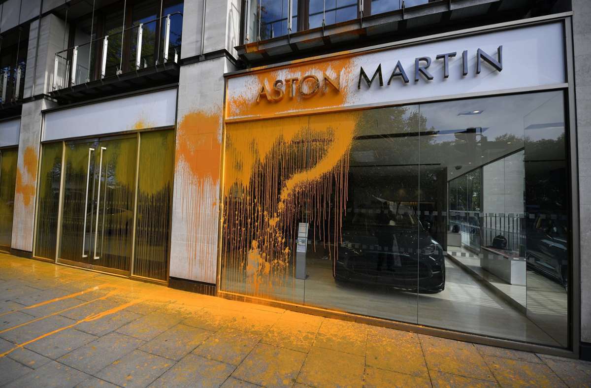 Attacke auf Aston Martin: Umweltaktivisten besprühen Luxus-Showroom mit Farbe