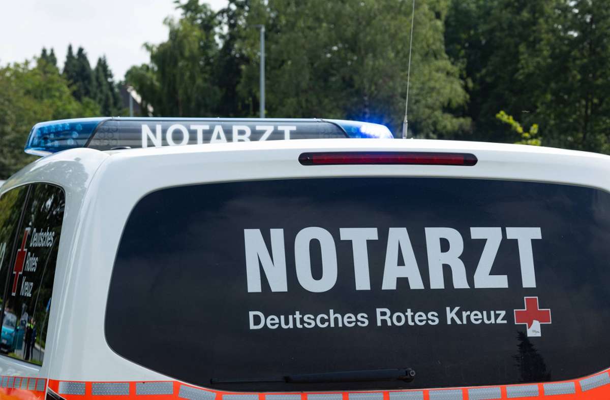 Tödlicher Unfall im Kreis Tuttlingen: Regionalzug rammt Lastwagen auf Bahnübergang: 26-Jähriger tot