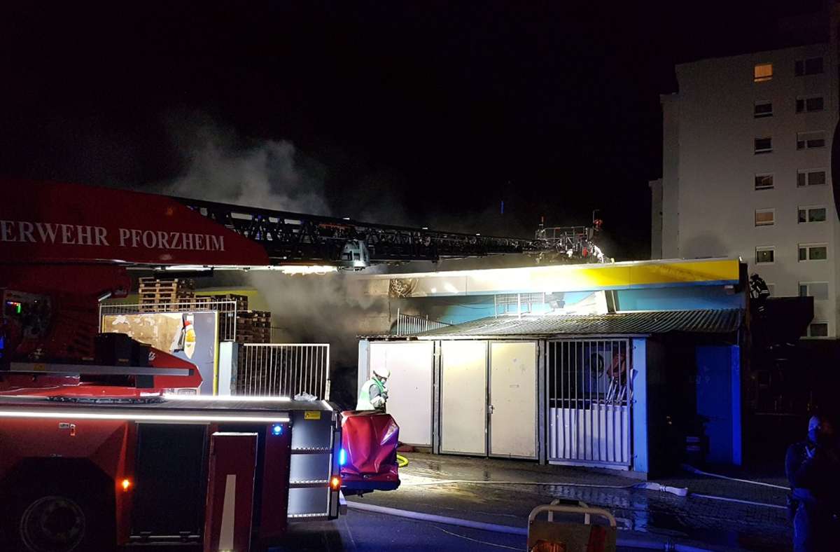 Nach Supermarkt-Brand in Pforzheim: Feuerwehr sucht nach Glutnestern
