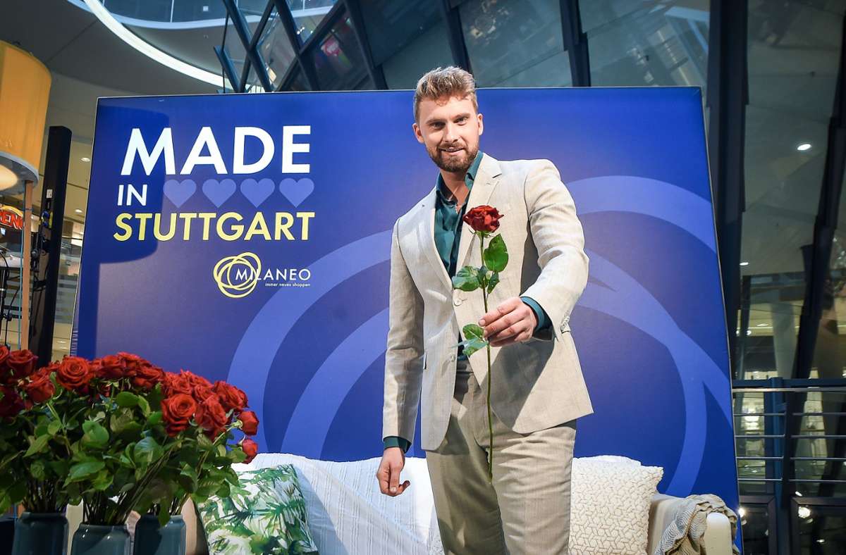 Dominik Stuckmann in Stuttgart: Der Bachelor verteilt Rosen im Milaneo