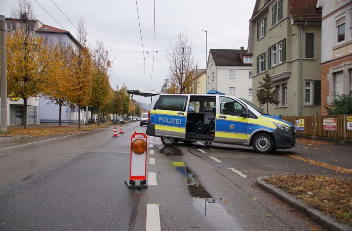 Die Polizei musste am Samstagmittag in Mettingen nach einem schweren Unfall mit verletztem Motorradfahrer die Obertürkheimer Straße sperren.