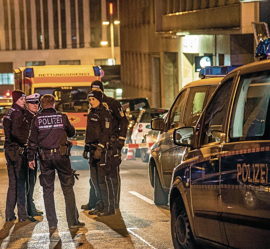 Die Reinsburgstraße in der Innenstadt wurde nach der Schießerei für mehrere Stunden komplett gesperrt. Fotos: SDMG / Friebe