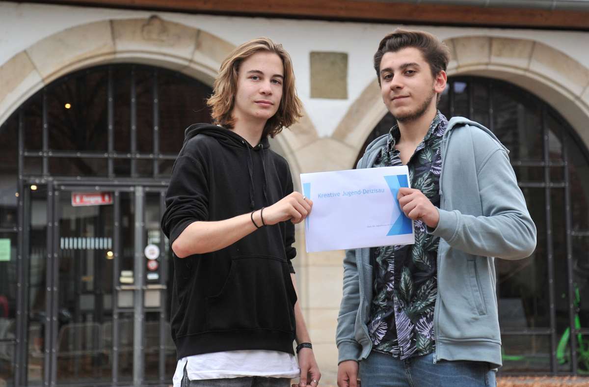 Robin Baumer (links) und Samuele Milazzo brachten die Vorschläge und Anregungen der Jugendlichen in den Gemeinderat ein. Foto: kai/Andreas Kaier