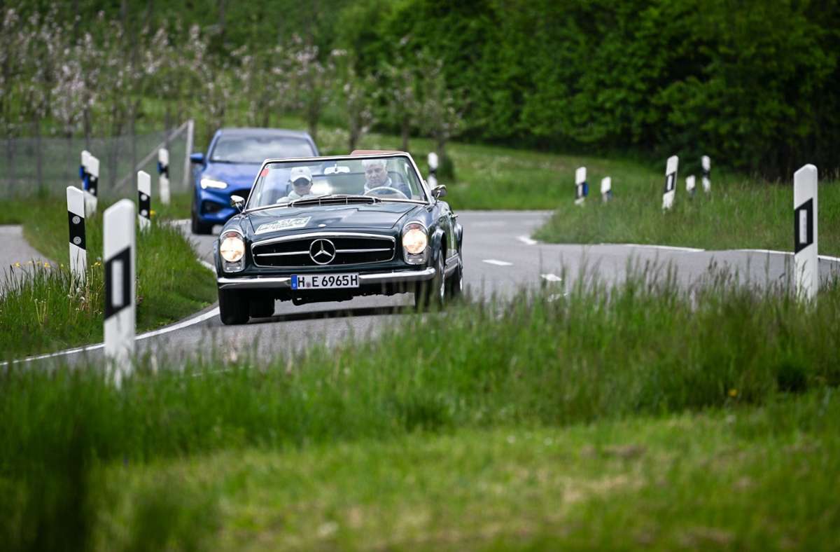 Ein Mercedes-Benz 230 SL Pagode nimmt auch an der Rallye teil.