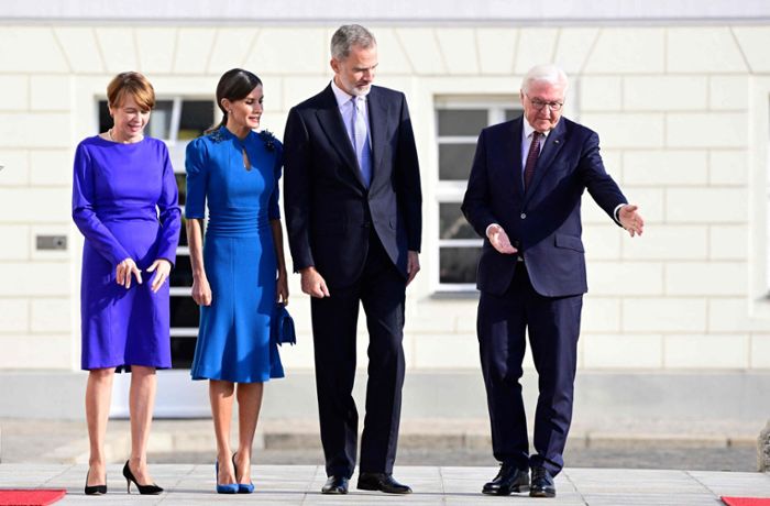 Staatsbesuch von Spaniens Königspaar: Königin Letizia und Elke Büdenbender „beißen“ sich in Royalblau