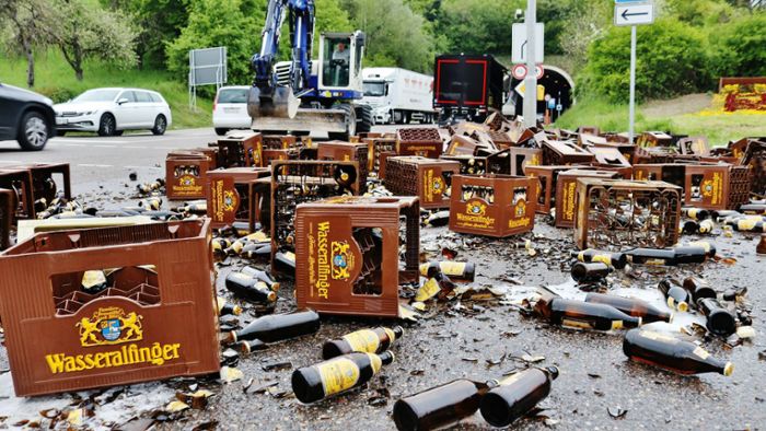 Lkw verliert beim Abbiegen hunderte Bierkisten