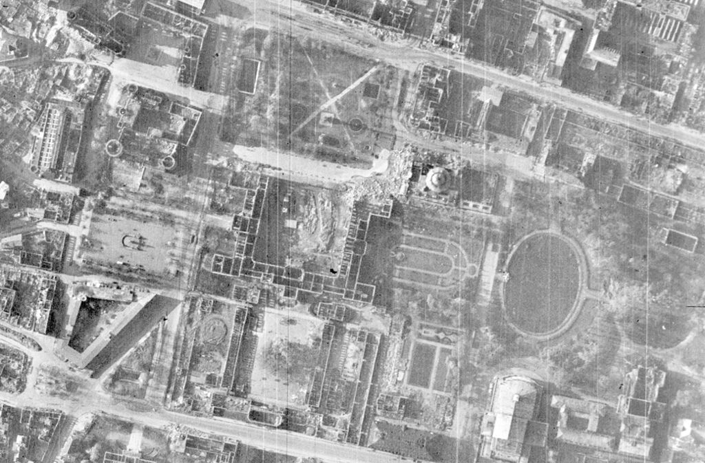 Totale Zerstörung: Der Schlossplatz im März 1945, in der Mitte das Neue Schloss. Weitere Luftbilder zeigt die Fotostrecke.