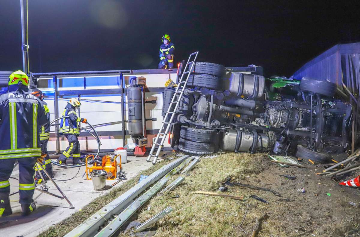 Unfall auf A6 bei Hockenheim: Bauarbeiter fliegt durch Windschutzscheibe und bleibt unverletzt