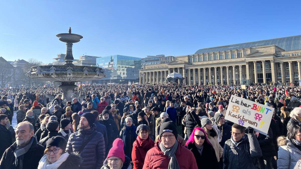 Demo  in Stuttgart: Flagge gegen Rechts – so ist die Lage auf dem Schlossplatz