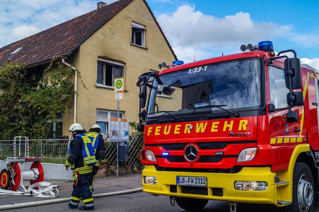 Kaminofen führt zu Brand - Großaufgebot der Feuerwehr