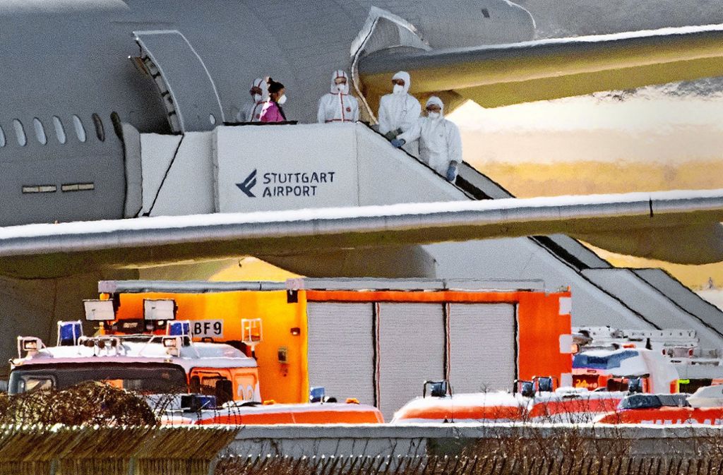 Besonderer Einsatz am Stuttgarter Flughafen: Passagiere aus dem Airbus 310  wurden von Ärzten und dem DRK in Empfang genommen und betreut.