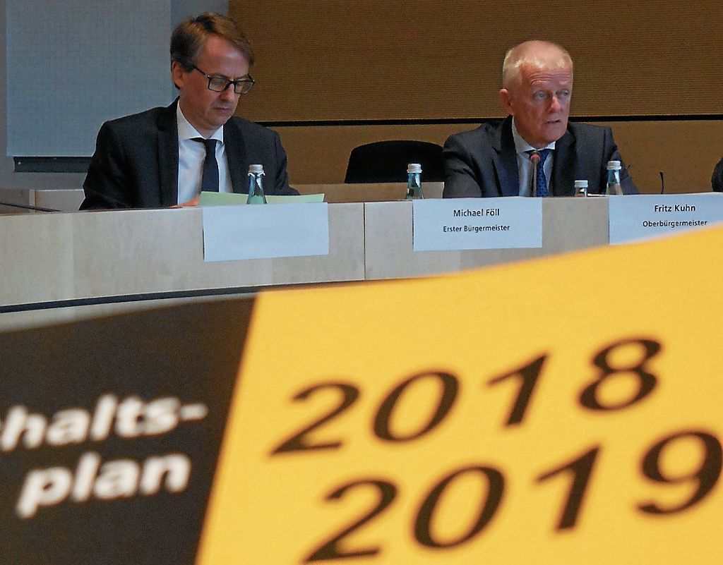 Oberbürgermeister Fritz Kuhn und Finanzbürgermeister Michael Föll stellen den Entwurf für den Doppelhaushalt 2018/2019 vor - „An die Grenze des Vertretbaren gegangen“: Stadt will 690 Millionen Euro investieren