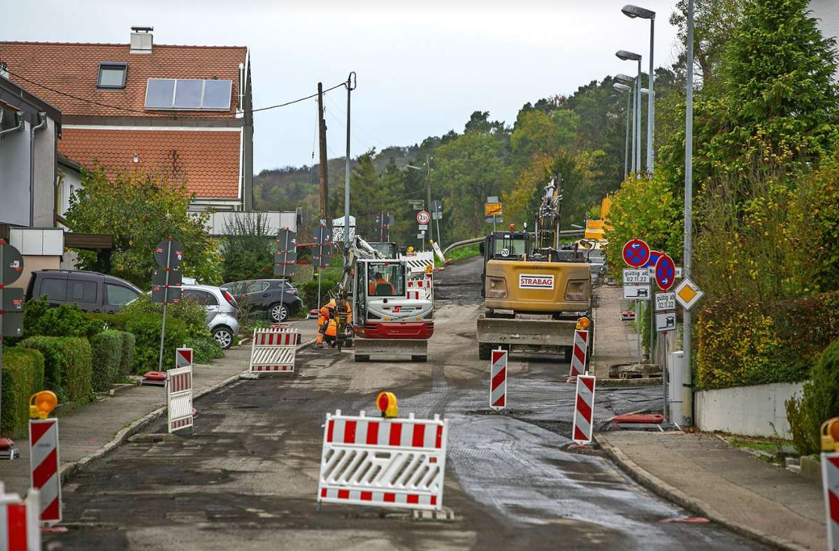 Am Ortsausgang von Wäldenbronn wird seit ein paar Tagen die Fahrbahn der Stettener Straße erneuert. Foto: Roberto Bulgrin