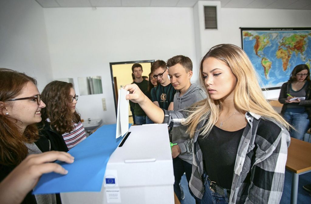 Mit dem Projekt „Juniorwahl“ üben die Zehntklässler des Georgii-Gymnasiums Demokratie: Esslingen: Georgii-Gymnasium simuliert die Europawahl