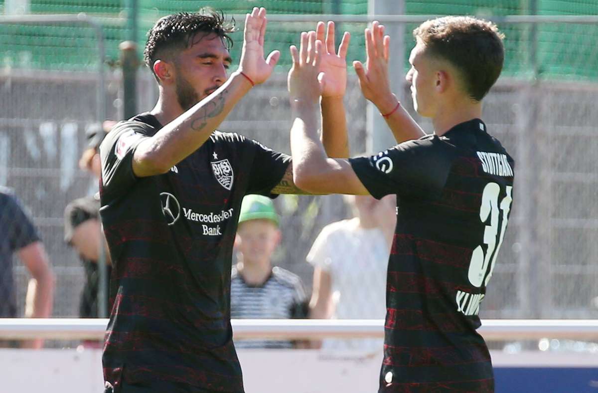 VfB-Torschützen unter sich: Nicolas Gonzalez (links) trifft gegen den HSV doppelt, Mateo Klimowicz  erzielt den Führungstreffer.