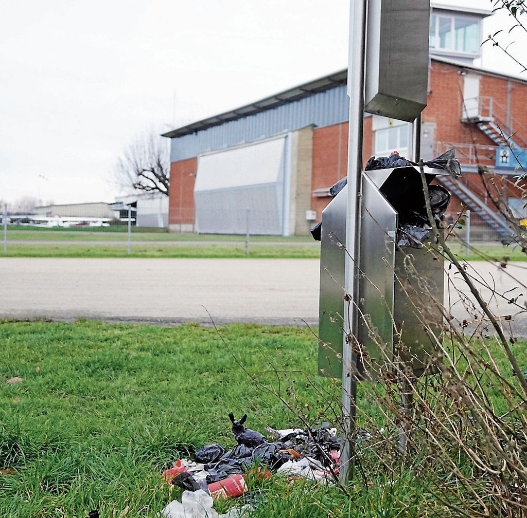 KIRCHHEIM: Überquellende Hundetoiletten und Mülleimer sorgen für Ärger auf der Hahnweide - Spaziergänger sind genervt: Am Flugplatz stinkt’s zum Himmel