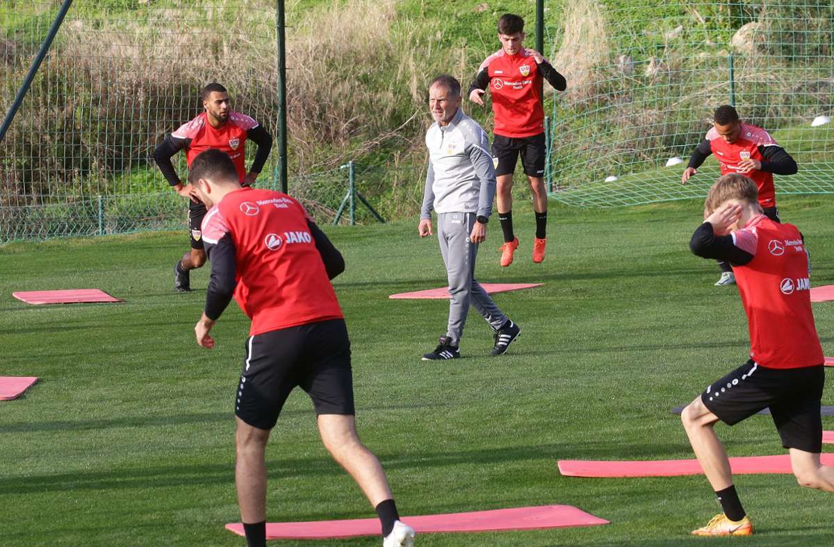 Der Athletiktrainer Günter Kern inmitten der VfB-Spieler.
