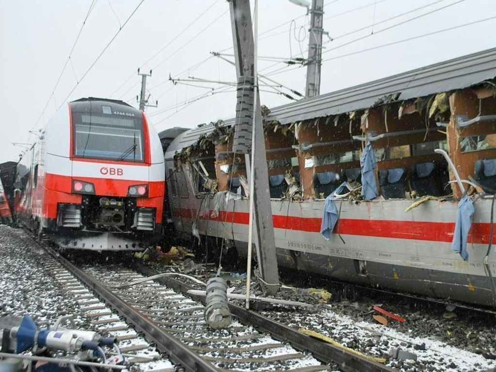 Bei dem Zugunglück in Österreich werden 22 Menschen verletzt: Tote aus EuroCity kam aus Baden-Württemberg