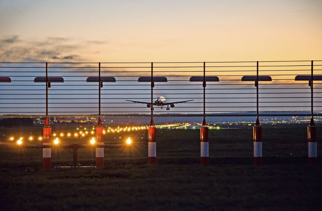 1500 sogenannte Feuer weisen Piloten nachts den Weg über  die Start- und Landebahn des Flughafens.