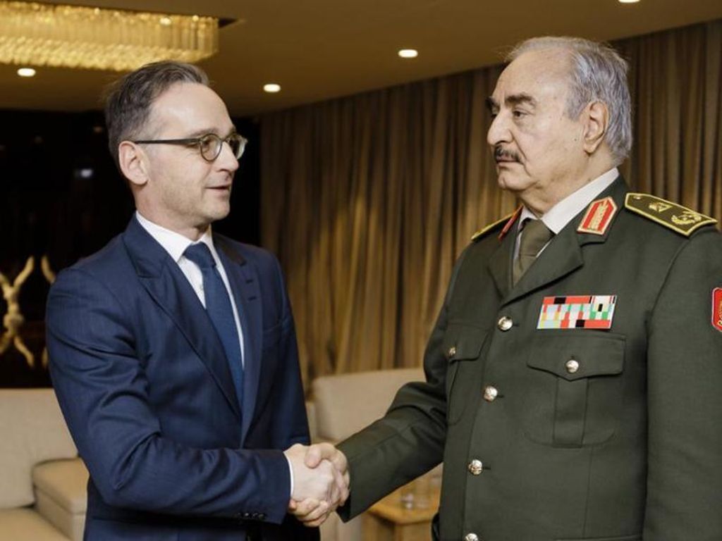 General Chalifa Haftar (r.), ein Hauptakteur im libyschen Bürgerkrieg, begrüßt Bundesaußenminister Heiko Maas in seinem Hauptquartier. Foto: Xander Heinl/photothek.net/dpa