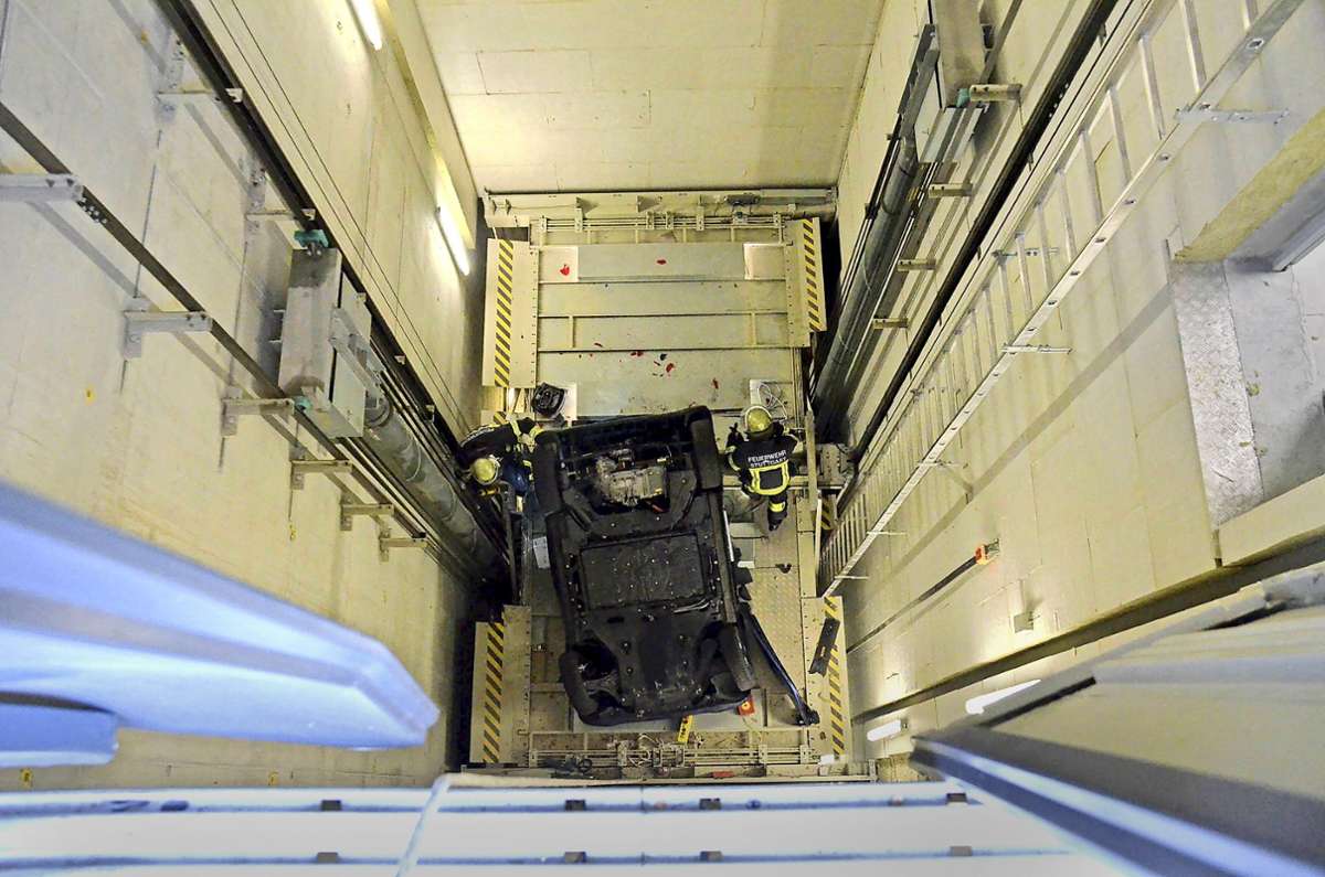 Ungewöhnlicher Unfall in Stuttgart: Wie ein Kleinwagen in einen Aufzugsschacht stürzte