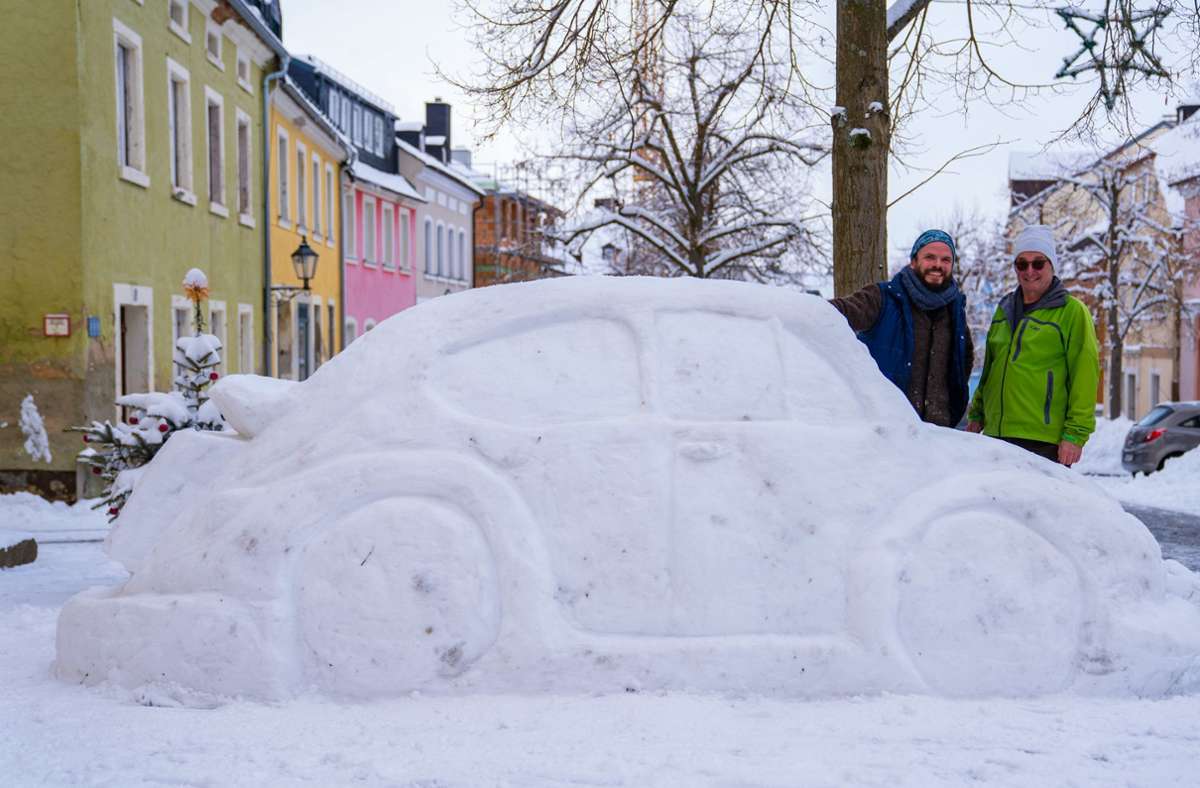 Lichtenberg in Oberfranken: Zum Dahinschmelzen - Nachbarn bauen VW-Käfer aus Schnee