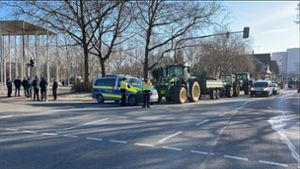 Traktorfahrerin schiebt Polizisten vor sich her