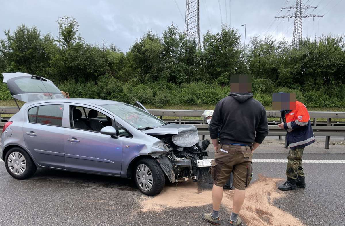 Unfall auf der A8 bei Wendlingen: 30-Jährige verliert Kontrolle über ihr Auto