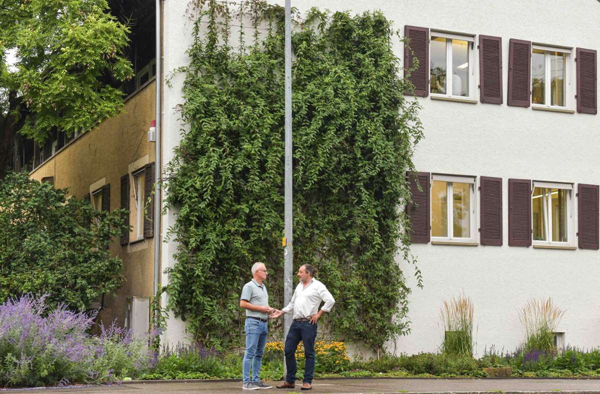 Zeigen ein gelungenes Beispiel: Hans Müller (li.) und Hannes Schwertfeger vor dem Grünflächenamt in Stuttgart.