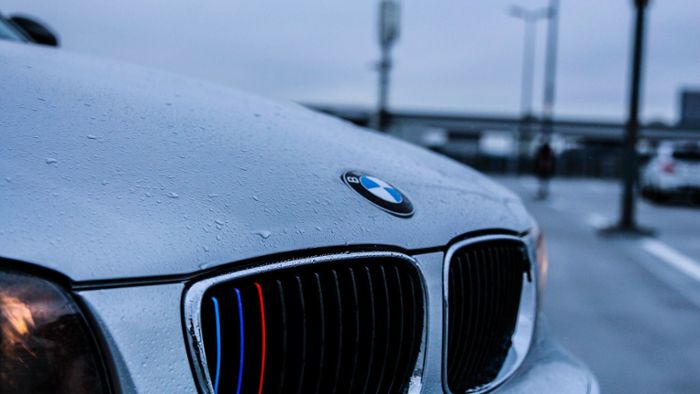 Unbekannter klaut BMW vom Straßenrand