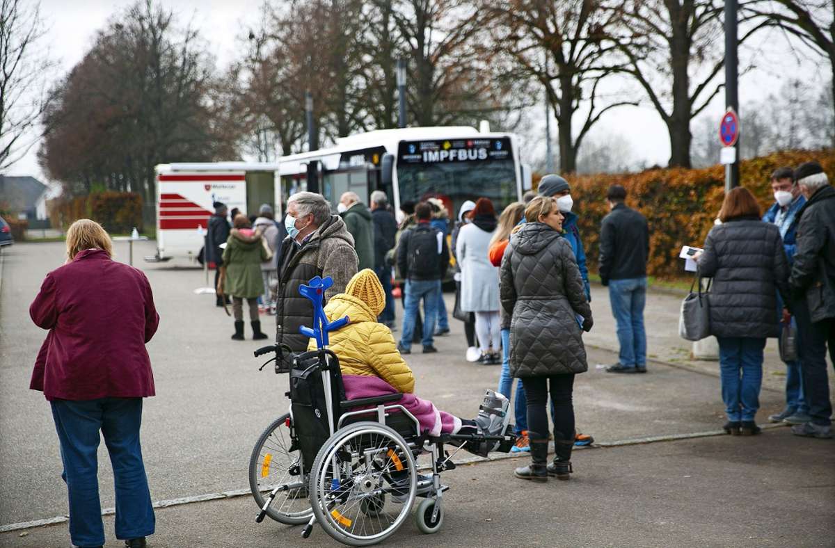 Lange Schlange in Denkendorf: Viel Verdruss vor dem Impfbus