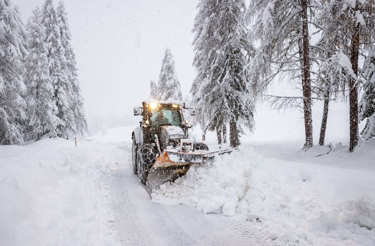Große Neuschneemengen haben in Teilen der Alpen zu erheblichen Verkehrsproblemen und höchster Lawinengefahr geführt.