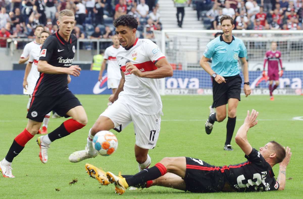 Der VfB-Neuzugang  Omar Marmoush (Mi.) setzt sich gegen den Frankfurter Erik Durm (am Boden) durch.