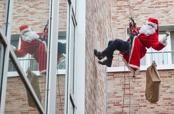 Kinderklinik in Hamburg: Nikolaus und andere Superhelden seilen sich von Dach  ab