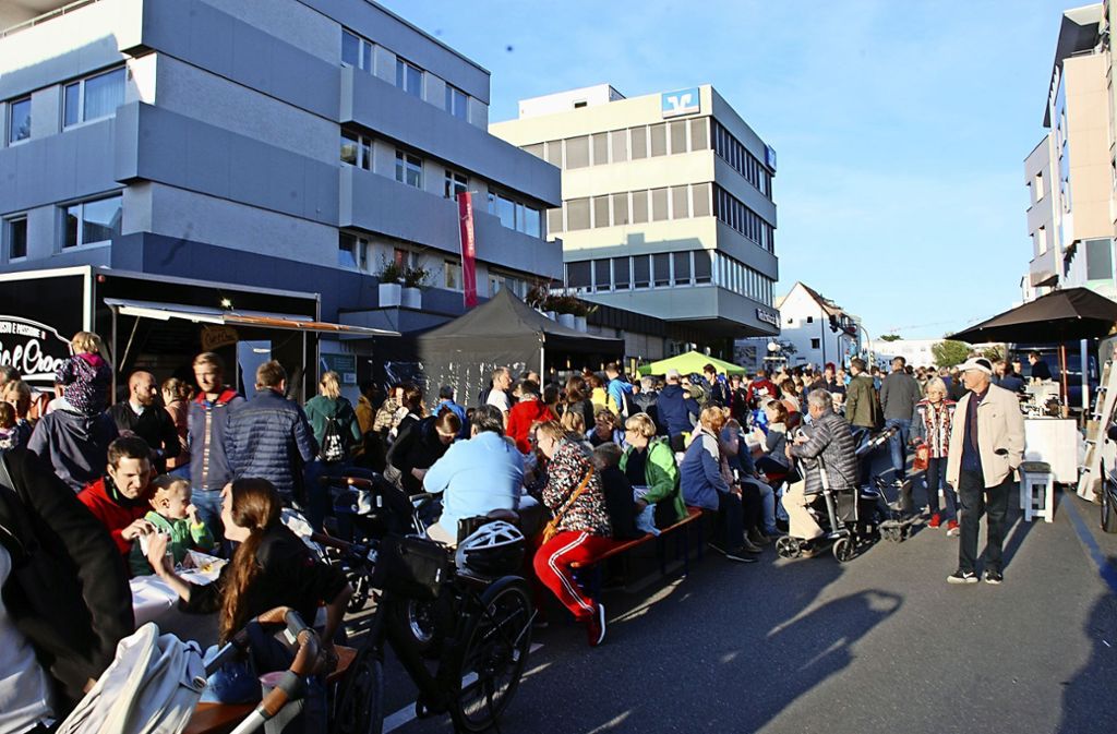 Beim Baustellenfest in der Nellinger Hindenburgstraße bleibt an der langen Tafel kaum ein Platz frei: Großer Andrang beim Baustellenfest