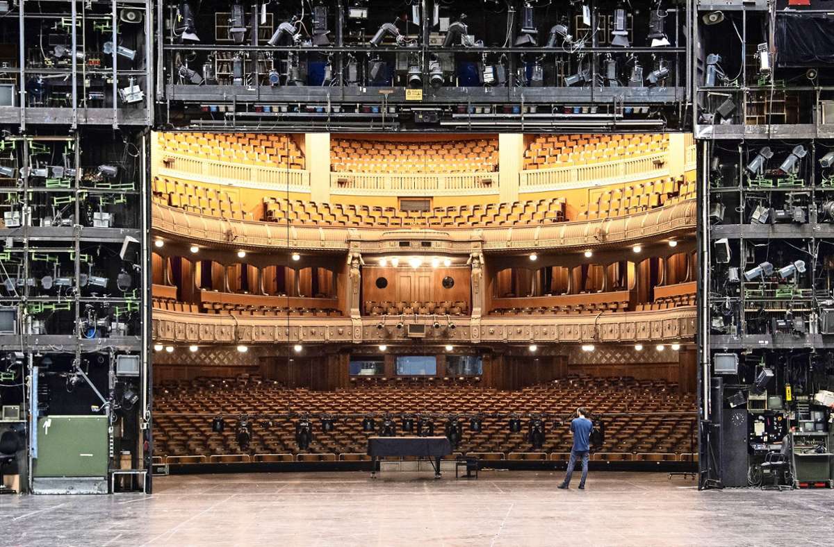 Staatstheater Stuttgart erstmals wieder mit Publikum: Kultur will Corona schachmatt setzen