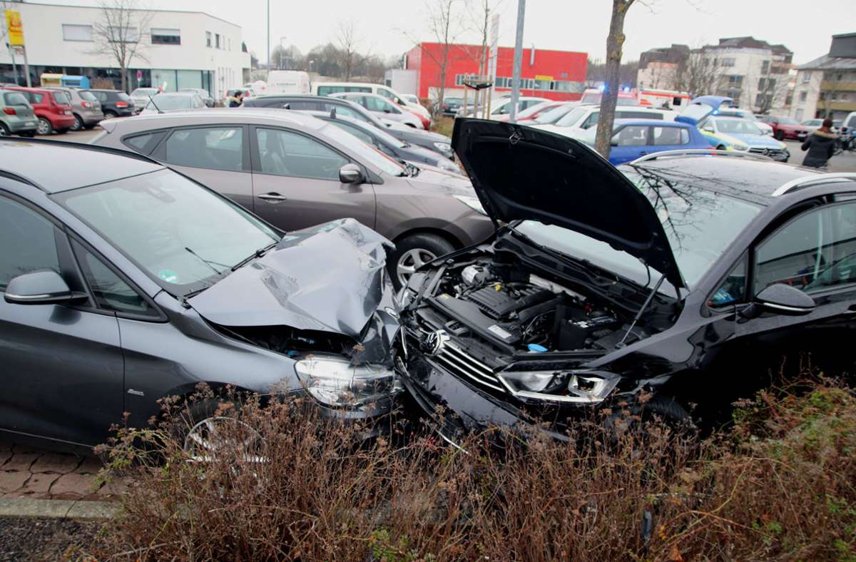 Drei Verletzte und ein Schaden, der sich nach ersten Schätzungen auf etwa 50.000 Euro belaufen dürfte, sind die Folgen eines Verkehrsunfalls am Freitagvormittag im Nürtinger Stadtteil Enzenhardt.