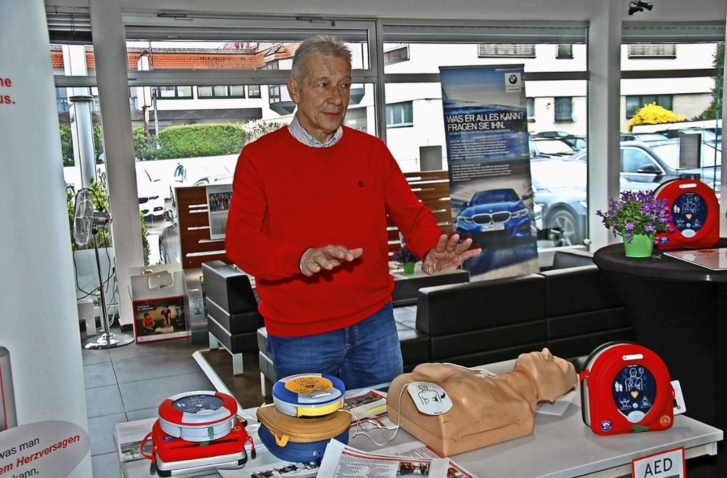 Richard Briem übergibt 40. Defibrillator an Firma Alber: Lebenrettendes Gerät übergeben