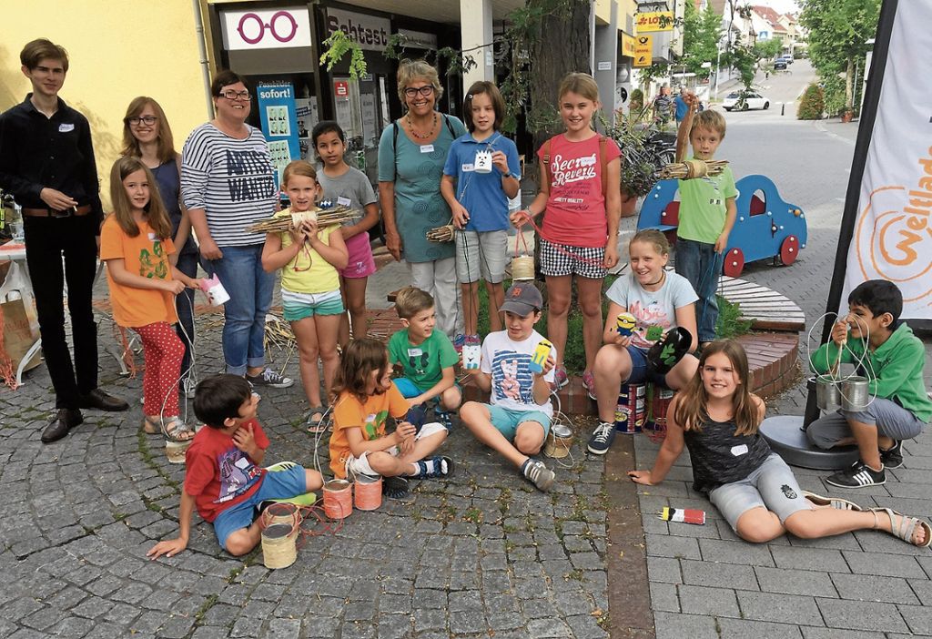 Zur Überraschung der Passanten haben kürzlich viele fröhliche Kinder die Köngener Fußgängerzone ...